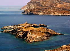 Tinos, ein alter Leuchtturm an der 
  westlichen Küste