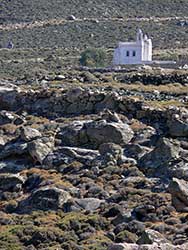 Tinos, Blick nach oben vom Strand Livada