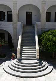 In dem Innenhof von der Marienkirche, Tinos